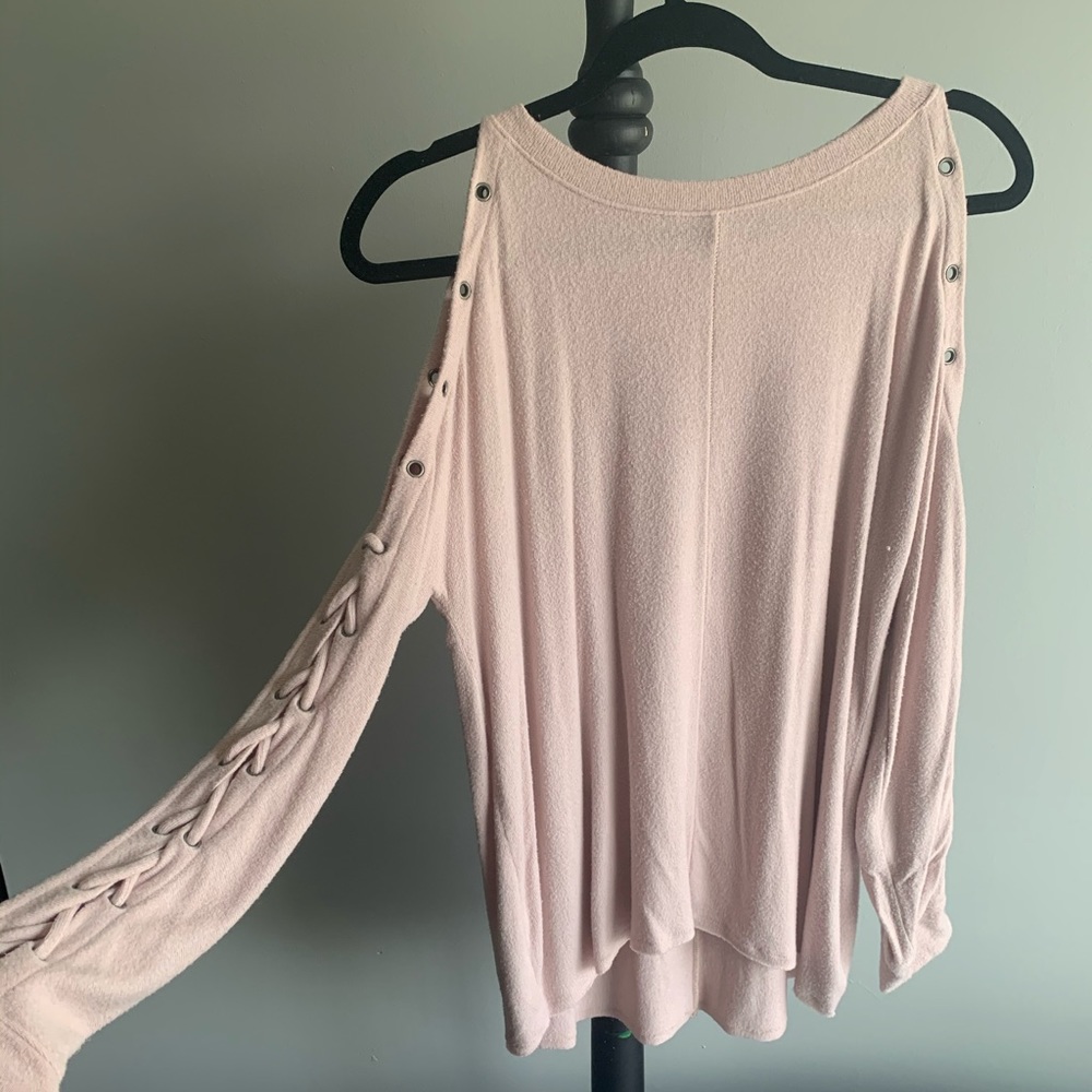 •blush cold shoulder top•
